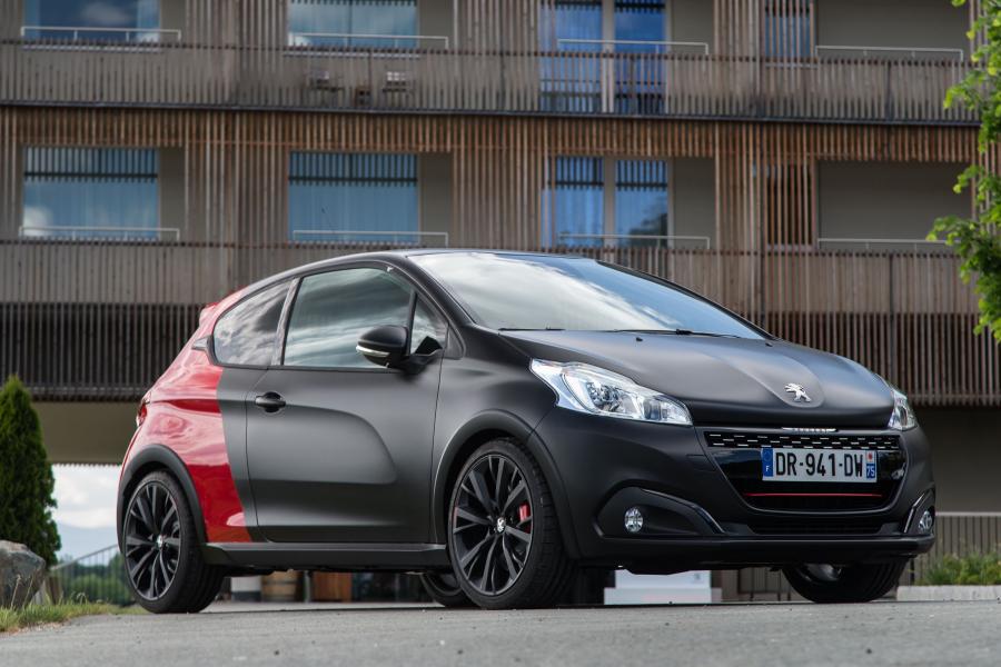  Peugeot 208 GTi by Peugeot Sport 2015 года  (фото 6 из 6)